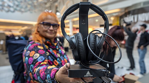 V praskm Obchodnm centru ern Most byl oteven pop-up obchod s tajemnmi ztracenmi zsilkami, kde nvtvnci mohli zakoupit naslepo balky s neznmm obsahem, jako je elektronika, obleen i domc spotebie. (7. jna 2025)