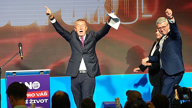 Ve volebn�m �t�bu hnut� ANO na Chodov� se za��n� slavit v�t�zstv� v...