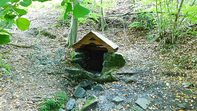 Studnka u Hotejna, kde Jaroslav a Bronislav Knpkovi ukrvali tajn zprvy pro agenta CIC Vclava Voke.