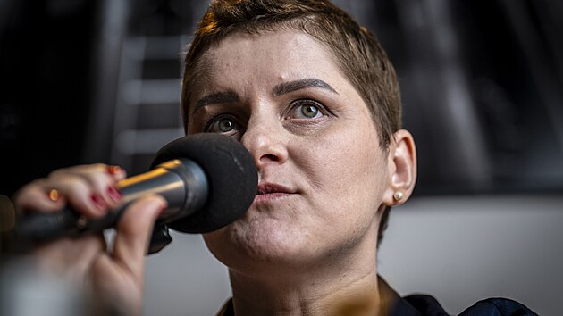 P�edvolebn� debata hnut� Sta�ilo! v pivovaru Cobolis na L�dv�. Na sn�mku Jana Mal��ov� (2. ��jna 2025)