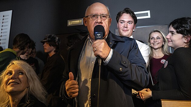 P�edvolebn� debata hnut� Sta�ilo! v pivovaru Cobolis na L�dv� (2. ��jna 2025)