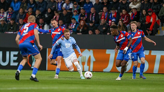 Valenta Pilsen'e yardım etti, sonra hemen doğum hastanesinden gelen haberlere baktı