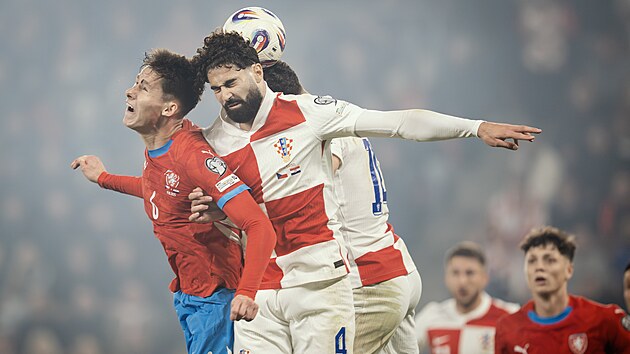 Martin Vitík v hlavikovém souboji s Jokem Gvardiolem.