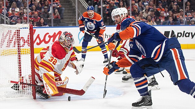 Dustin Wolf zasahuje proti stele eskho tonka Davida Tomka.