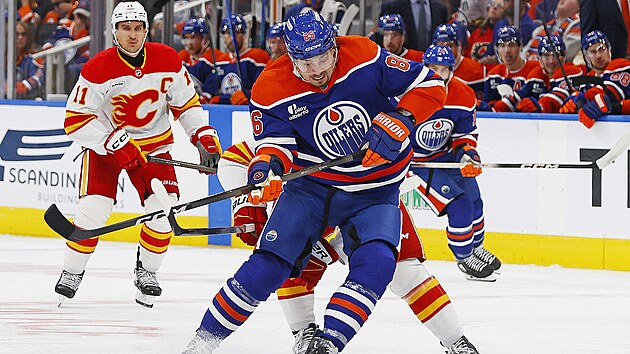 esk hokejista David Tomek v akci proti Calgary.