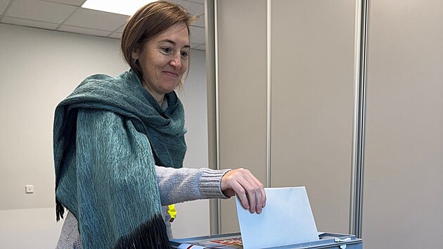 V Ba�ov� nemocnici ve Zl�n� volila tak� l�ka�ka Zuzana Stan��kov� z Prahy, kter� si vy��dila voli�sk� pr�kaz. (3.10.2025)