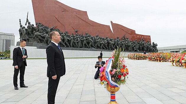 Bval rusk prezident a souasn mstopedseda rusk bezpenostn rady Dmitrij Medvedv poloil vnec k sochm bvalch vdc KLDR Kim ong-ila a Kim Ir-sena. Do zem dorazil na oslavy 80. vro vldnouc Korejsk strany prce. (9. jna 2025)