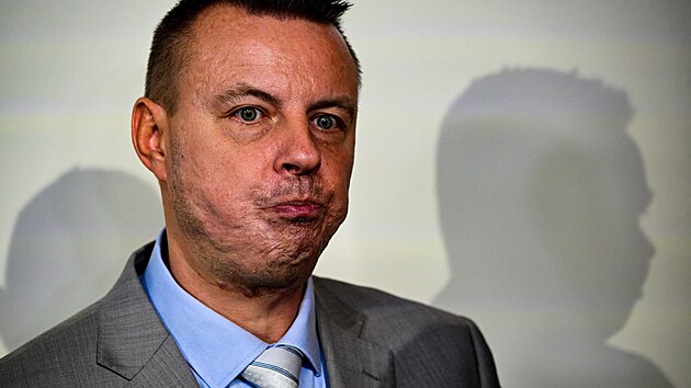 Nespokojený lídr moravskoslezské kandidátky SPD Jindich Rajchl. (4. íjna 2025)