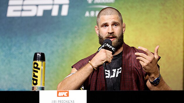 Z�pasn�k Ji�� Proch�zka hovo�� na tiskov� konferenci v Las Vegas p�ed UFC 320.