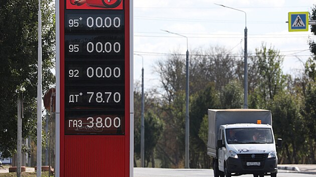 Obyvatel anektovanho ukrajinskho poloostrova Krym se potkaj s nedostatkem benznu. Ten panuje i v nkterch ruskch regionech. (26. z 2025)