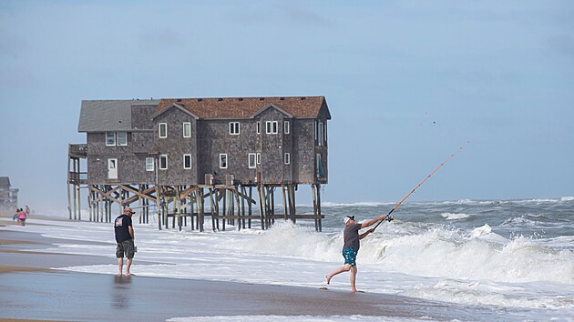 Osamocen stojc domy na behu moe v americkm mst Buxton (22. z 2025)