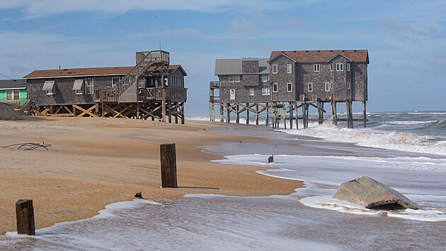 Osamocen stojc domy na behu moe v americkm mst Buxton (22. z 2025)