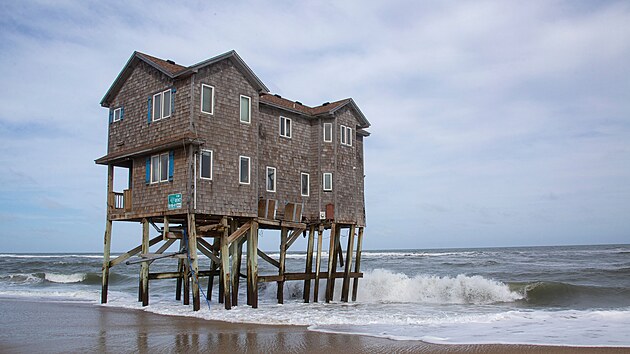 Osamocen stojc domy na behu moe v americkm mst Buxton (22. z 2025)