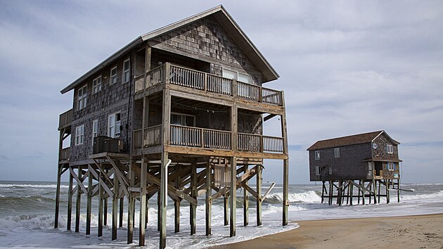 Osamocen stojc domy na behu moe v americkm mst Buxton (22. z 2025)