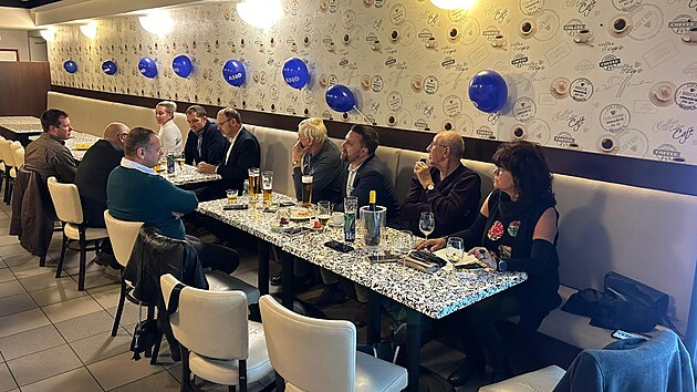 Volebn tb hnut ANO m zzem na Mal scn Metropolu v eskch Budjovicch.