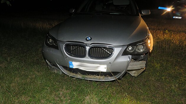 Vz BMW, jeho idi na Vykovsku ujdl policii, skonil po srce s jinm autem na poli. (srpen 2023)
