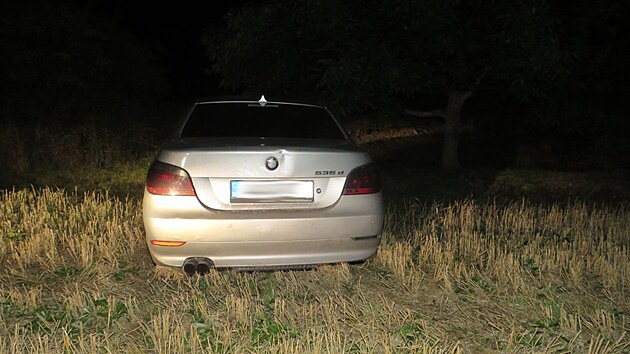 Vz BMW, jeho idi na Vykovsku ujdl policii, skonil po srce s jinm autem na poli. (srpen 2023)