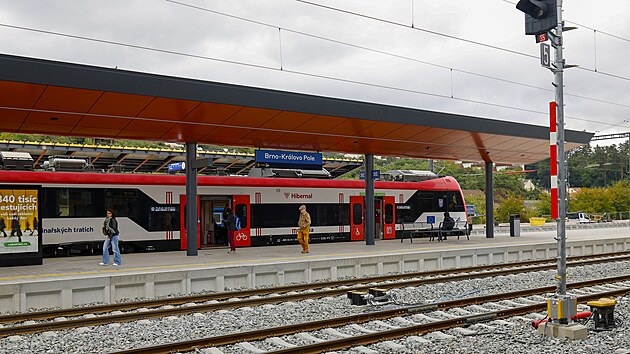 Tm rok a pl od demolice star ndran budovy se v brnnskm Krlov Poli otevel nov objekt. (1. jna 2025)