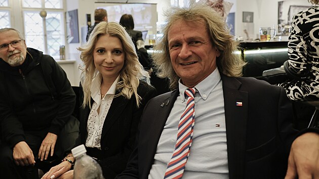 Nov� zvolen� poslanci SPD Miroslav �ev��k a Lucie �afr�nkov� sleduj� pr�b�h voleb. (4. ��jna 2024)