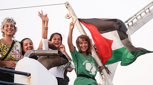 Greta Thunberg a �lenov� pos�dky gestikuluj� ze sv� lodi, kter� je sou��st� flotily Global Sumud Flotilla, jej�m� c�lem je doplout do Gazy a prolomit izraelskou n�mo�n� blok�du. (25. z��� 2025)
