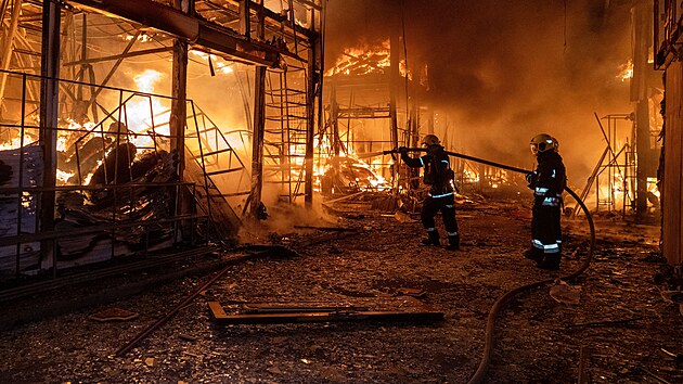 Hasi�i zasahuj� u po��ru po rusk�m leteck�m �toku, kter� zas�hl trh Barabashovo v Charkov� na Ukrajin�. (1. ��jna 2025)