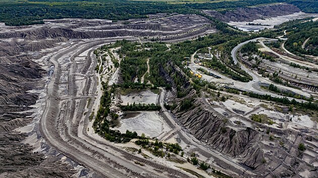 Fotografie zachycuje povrchov dl Welzow-Sd pobl Sprembergu v Nmecku. (30. z 2025)