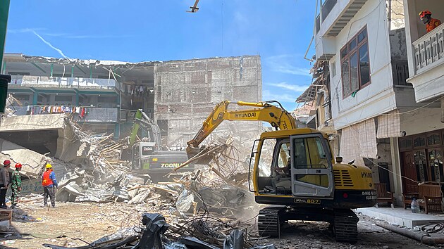 V indonskm mst Sidoarjo se v pondl ztila kola, po obtech se stle ptr. (4. jna 2025)