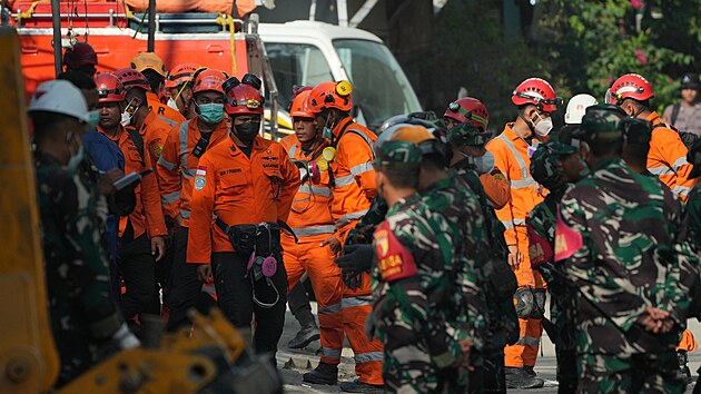 V indonskm mst Sidoarjo se v pondl ztila kola, po obtech se stle ptr. (4. jna 2025)
