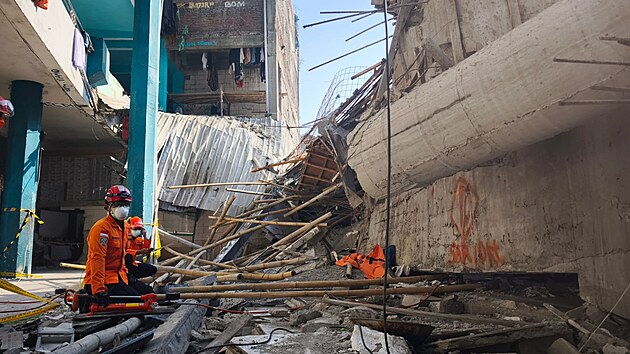 V indonskm mst Sidoarjo se v pondl ztila kola, po obtech se stle ptr. (3. jna 2025)