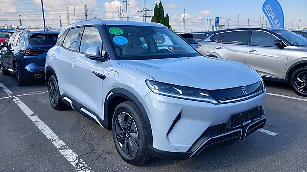 BYD Atto 2 je kompaktn� elektrick� SUV s Blade LFP bateri� (45 kWh, 130 kW el. motor) a cenou 769 999 K�, co� p�edstavuje solidn� pom�r cena/v�kon.