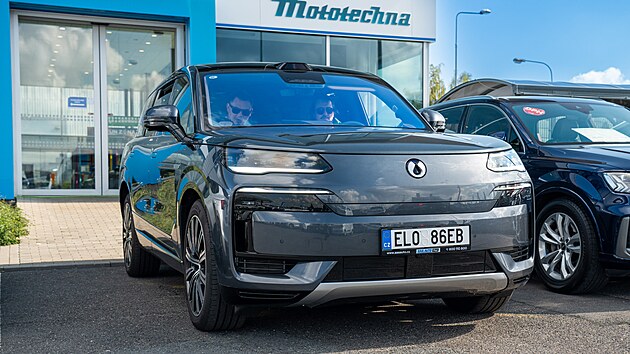 Denza N9: Vlajkov� lo� luxusn� odno�e automobilky BYD je dokonce m�rn� del�� ne� Range Rover LWB s prodlou�en�m rozvorem, mezi n�razn�ky m� pln�ch 5,3 metru.