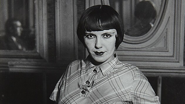 Brassaï: Prostitutka hrajc rusk kulenk, Boulevard Rochechouart (cca 1932)