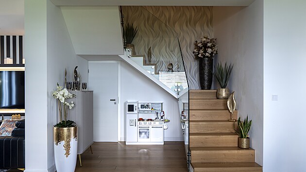 Pod schody se nachz mal dtsk kuchyka, kde si rd hraje nejmlad syn. 