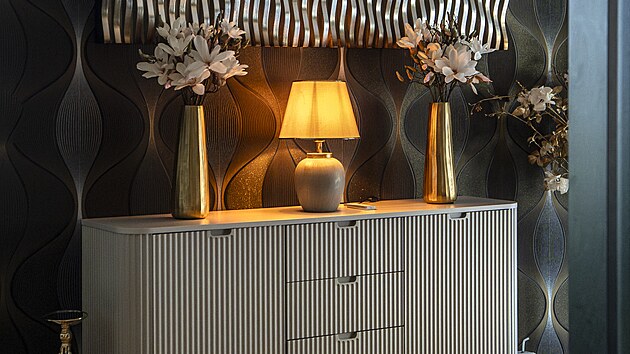 Radek Kaprek zvauje, e zde by v budoucnu mohlo bt okno, kter by do interiru pivedlo vce svtla. 