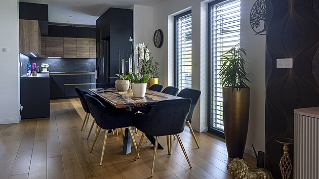 Interir je ladn do tmavch odstn s drazem na detail. 