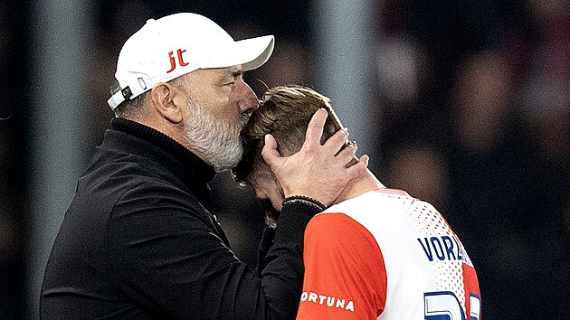 Tren�r Slavie Jind�ich Trpi�ovsk� s Luk�em Vorlick�m.