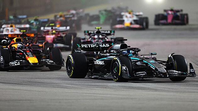 George Russell z Mercedesu (vpadu) a Max Verstappen z Red Bullu bhem Velk ceny Singapuru formule 1