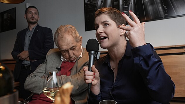 Pra�sk� jedni�ka hnut� Sta�ilo! Jana Mal��ov� s exprezidentem Milo�em Zemanem po debat�ch v pivovaru na L�dv�. (2. ��jna 2025)
