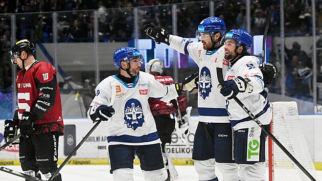 Kladno, 5.10. 2025, Ryti Kladno - Sparta Praha, hokejov extraliga. Kladno slav gl Krytofa Hrabka, vlevo Mark Pysyk.