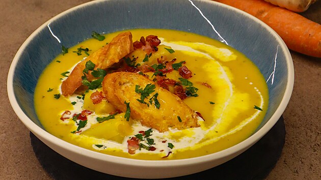 Krémová polévka s bramborami, edarem a slaninou podle Petry Sálusové