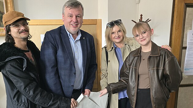 Jan Bure, ldr kandidtky SPOLU, odvolil s celou rodinou u v ptek.