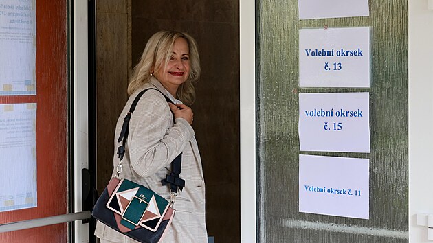 Ldryn hnut ANO Renata Oulehlov u volebn mstnosti.