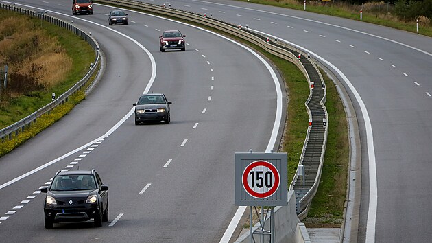 Od ned�le 5. ��jna mohou �idi�i jezdit na d�lnici D3 v �seku mezi �esk�mi Bud�jovicemi a Planou nad Lu�nic� rychlost� a� 150 km/h. (5. ��jna 2025)