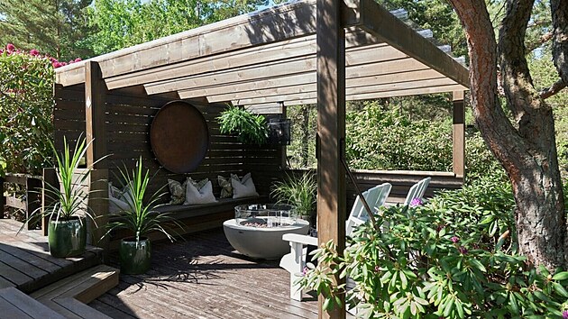 Pergolu zasteuj plastov folie, kter chrn ped detm  stecha m mal sklon, take voda me neruen stkat dol.