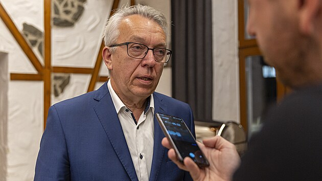 Rbert Teleky z KDU-SL obhjil poslaneck mandt. Dky preferennm hlasm peskoil i ldra Blahu. Volebn tb koalice SPOLU v Napajedlch. (4. jna 2025)