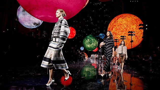 Chanel se blskl opulentn vesmrnou show.