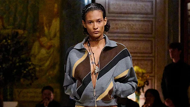 Pod vedenm novho kreativnho editele Daria Vitale pila znaka  Versace  o charakteristickou kovitost.