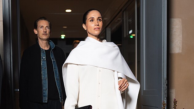 Na p�ehl�dku Balenciagy v Pa��i dorazila i Meghan, v�vodkyn� ze Sussexu.