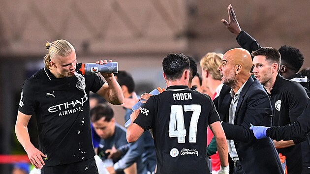 Kou� Manchesteru City Pep Guardiola udílí svým sv��enc�m pokyny v utkání s...