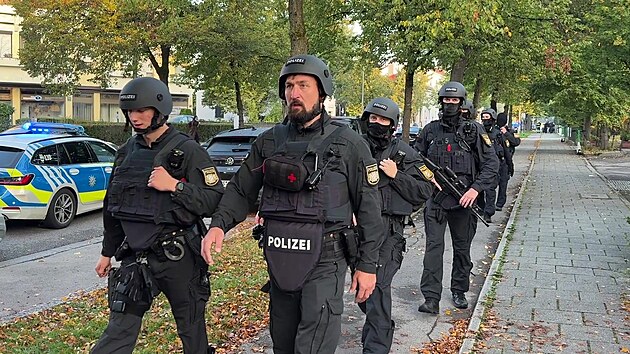 Rozs�hl� policejn� akce se uskute�nila od �asn�ch rann�ch hodin v severn� ��sti Mnichova. (1. ��jna 2025)